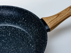 СКОВОРОДА алюминиевая с антипригарным мраморным покрытием "Black Granite" 28*5 см  Fresca 103495